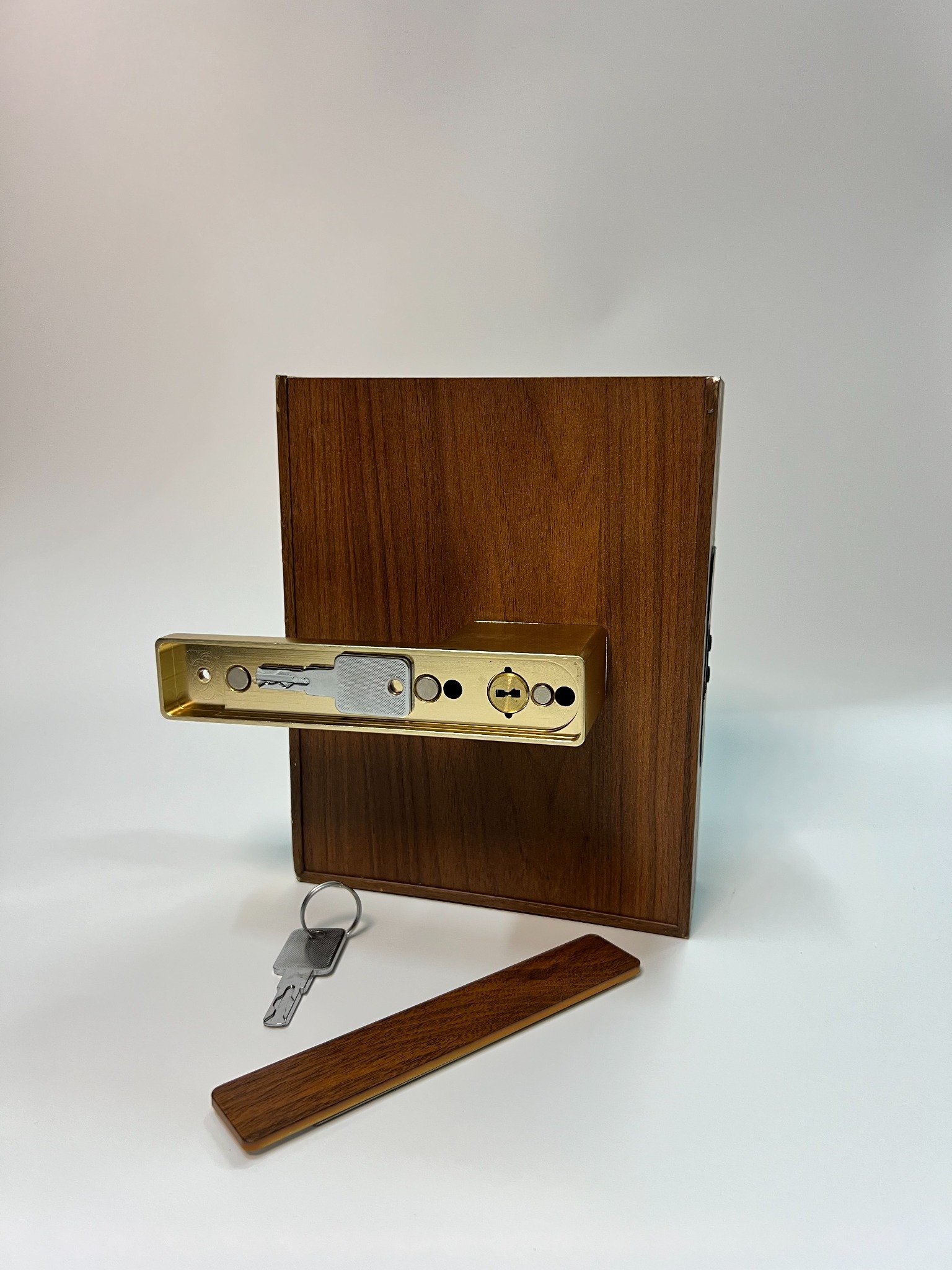 A01 Aluminium and Wood Door Lock - Image 4